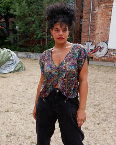 Enjoy the summer and dare to add a pop of color to your wardrobe with this ultra thin summer top. Let's goooo!