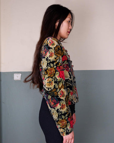 Take your blazer game to the next level with this 90s vintage blazer. Featuring a two-row button closure and playful velvet floral design, this blazer adds a touch of elegance to your outfit.