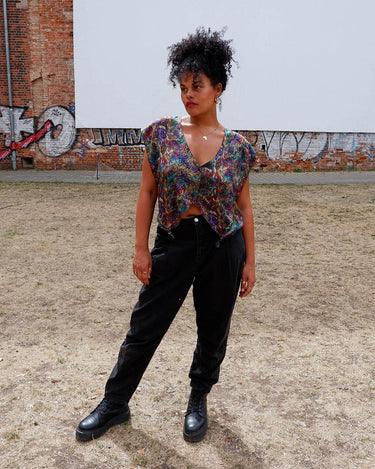 Enjoy the summer and dare to add a pop of color to your wardrobe with this ultra thin summer top. Let's goooo!