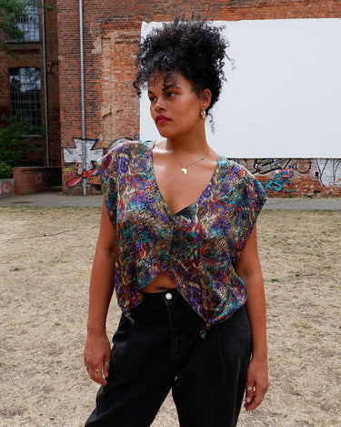 Enjoy the summer and dare to add a pop of color to your wardrobe with this ultra thin summer top. Let's goooo!