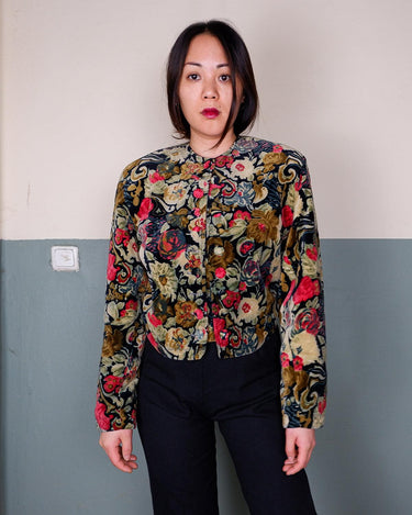 Take your blazer game to the next level with this 90s vintage blazer. Featuring a two-row button closure and playful velvet floral design, this blazer adds a touch of elegance to your outfit.