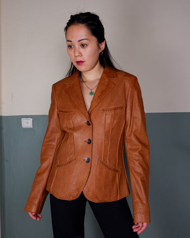 Looking for a spring statement piece? This premium brown lamb leather blazer (thin!) is the answer! With its buttery soft feel, boho stitching details and different leather textures it's a must-have!