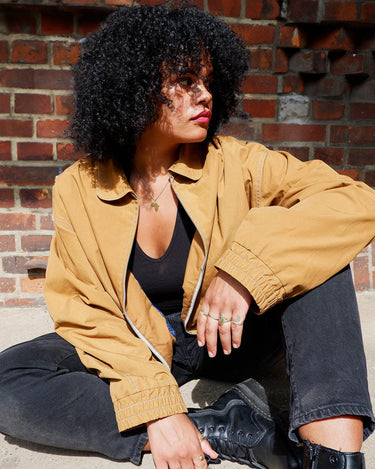 Say hello to your new favorite workwear inspired jacket! With its classy and minimalism design this '90s mustard yellow (almost orange to brown colored) is a wardrobe must-have. Timeless and thin... Better grab it before it's gone!