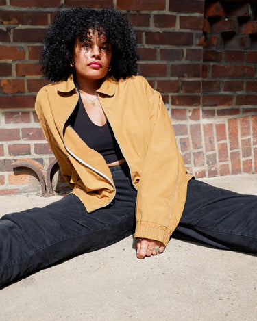Say hello to your new favorite workwear inspired jacket! With its classy and minimalism design this '90s mustard yellow (almost orange to brown colored) is a wardrobe must-have. Timeless and thin... Better grab it before it's gone!