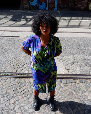 This Vintage 80s 90s blue green dress has it all – a timeless silhouette, a midi length, a button up design and a lightweight fabric!