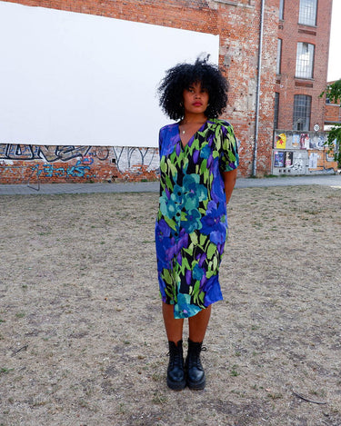 This Vintage 80s 90s blue green dress has it all – a timeless silhouette, a midi length, a button up design and a lightweight fabric!