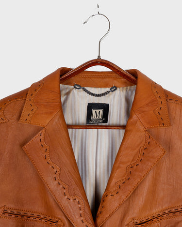 Looking for a spring statement piece? This premium brown lamb leather blazer (thin!) is the answer! With its buttery soft feel, boho stitching details and different leather textures it's a must-have!