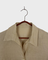 Soft, airy, and effortlessly cool – this vintage 80s linen blouse in a light beige / cream tone brings timeless style. The breathable (a bit see trough) fabric make it perfect for sunny days, casual layering or adding a vintage twist to your everyday look.