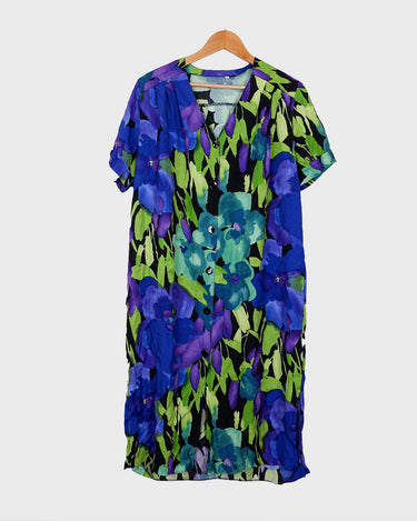 This Vintage 80s 90s blue green dress has it all – a timeless silhouette, a midi length, a button up design and a lightweight fabric!