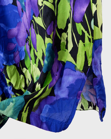 This Vintage 80s 90s blue green dress has it all – a timeless silhouette, a midi length, a button up design and a lightweight fabric!