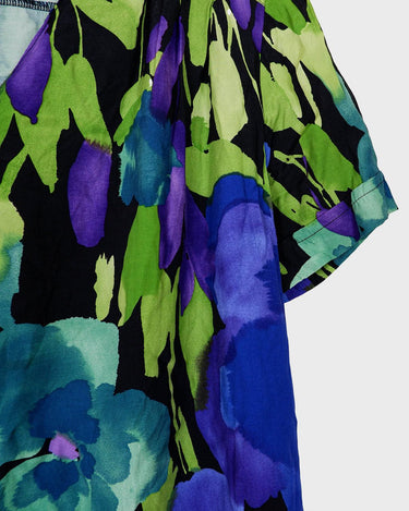 This Vintage 80s 90s blue green dress has it all – a timeless silhouette, a midi length, a button up design and a lightweight fabric!