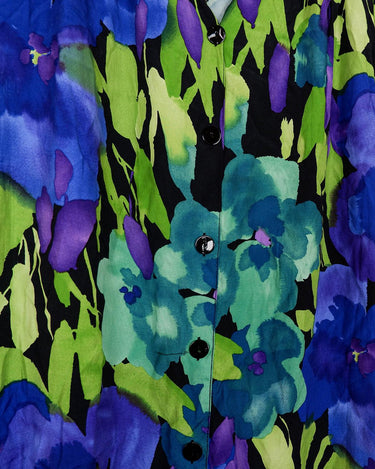 This Vintage 80s 90s blue green dress has it all – a timeless silhouette, a midi length, a button up design and a lightweight fabric!