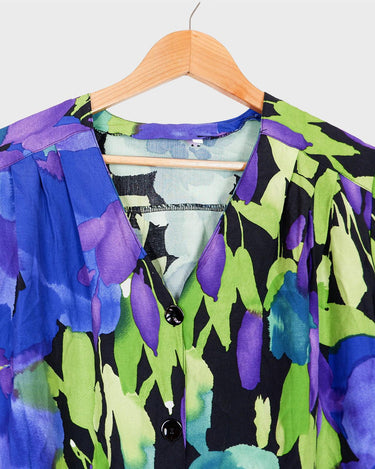 This Vintage 80s 90s blue green dress has it all – a timeless silhouette, a midi length, a button up design and a lightweight fabric!