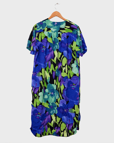 This Vintage 80s 90s blue green dress has it all – a timeless silhouette, a midi length, a button up design and a lightweight fabric!