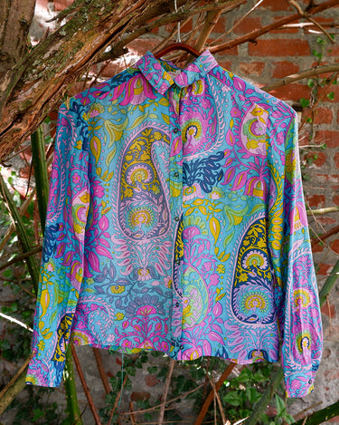 Make a statement in this bold vintage 80s colorful silk blouse. With its vibrant pattern and lightweight silk feel, it's the kind of piece that does all the talking. Easy to style, hard to ignore – perfect for days when basic just isn’t enough.