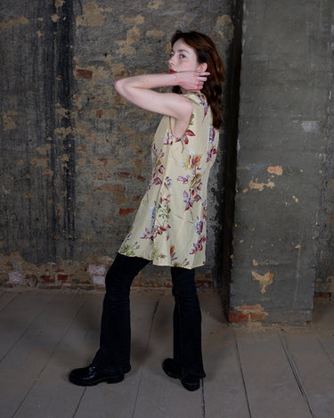 Vintage 90s cream floral pattern sleeveless silk button up blouse (long fit) | M-L