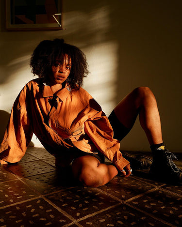 Break out your sense of adventure with this vibrant yellow/orange (like mustard yellow!) light BOGNER Jacket! Crafted with Bogner's signature high quality, this lightweight and comfortable piece will have you ready to explore in style. Its unique shoulder pads and arty back add a playful touch, making it your perfect companion when you’re on the go! Excited yet? Please have a look at the last photo for a color reference at the daylight.