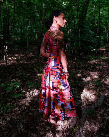 Slightly sheer, breezy, light transparent and finished with side slits that keep things easy. The bold patchwork does the talking - no effort required. It’s vintage, it’s laid-back, and it looks good without trying.