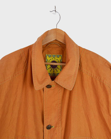 Break out your sense of adventure with this vibrant yellow/orange (like mustard yellow!) light BOGNER Jacket! Crafted with Bogner's signature high quality, this lightweight and comfortable piece will have you ready to explore in style. Its unique shoulder pads and arty back add a playful touch, making it your perfect companion when you’re on the go! Excited yet? Please have a look at the last photo for a color reference at the daylight.