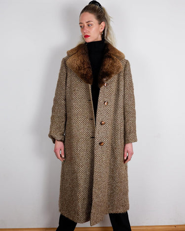 This vintage coat is a real catch with its 70s 80s vibe and luxurious real fur collar. Made from new wool, it's perfect for staying warm during the spring season.
