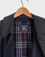 This Burberry dark navy blue coat (thin) is a classic look that never goes out of style! Its timeless design and high-quality fabric make it as fashionable as it is comfortable. Wrap up in luxury today! The color shades of this coat is dark blue (depends on the lightning). Please keep in mind, that this luxury coat has some flaws - last photos)