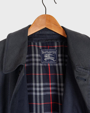 This Burberry dark navy blue coat (thin) is a classic look that never goes out of style! Its timeless design and high-quality fabric make it as fashionable as it is comfortable. Wrap up in luxury today! The color shades of this coat is dark blue (depends on the lightning). Please keep in mind, that this luxury coat has some flaws - last photos)