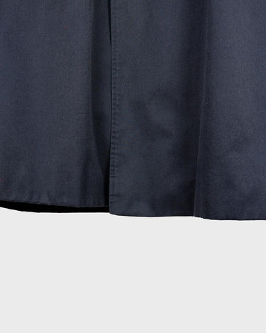 This Burberry dark navy blue coat (thin) is a classic look that never goes out of style! Its timeless design and high-quality fabric make it as fashionable as it is comfortable. Wrap up in luxury today! The color shades of this coat is dark blue (depends on the lightning). Please keep in mind, that this luxury coat has some flaws - last photos)