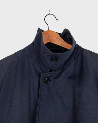 This Burberry dark navy blue coat (thin) is a classic look that never goes out of style! Its timeless design and high-quality fabric make it as fashionable as it is comfortable. Wrap up in luxury today! The color shades of this coat is dark blue (depends on the lightning). Please keep in mind, that this luxury coat has some flaws - last photos)