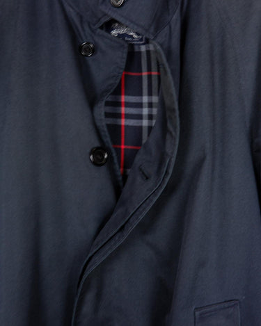 This Burberry dark navy blue coat (thin) is a classic look that never goes out of style! Its timeless design and high-quality fabric make it as fashionable as it is comfortable. Wrap up in luxury today! The color shades of this coat is dark blue (depends on the lightning). Please keep in mind, that this luxury coat has some flaws - last photos)