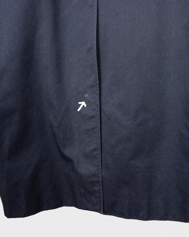This Burberry dark navy blue coat (thin) is a classic look that never goes out of style! Its timeless design and high-quality fabric make it as fashionable as it is comfortable. Wrap up in luxury today! The color shades of this coat is dark blue (depends on the lightning). Please keep in mind, that this luxury coat has some flaws - last photos)