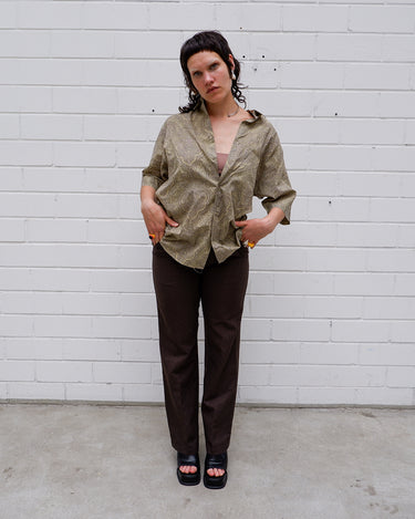 Say less. An original 70s piece from Italy with brown and purple paisley and a relaxed cut made to move. Vintage that speaks for itself. Worn with confidence.