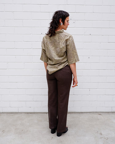 Say less. An original 70s piece from Italy with brown and purple paisley and a relaxed cut made to move. Vintage that speaks for itself. Worn with confidence.