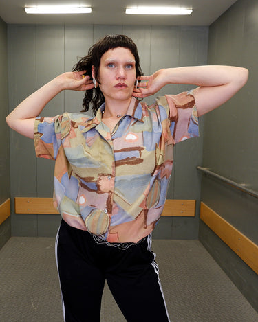 This 80s shirt brings laid-back style with abstract pastel vibes in peach, olive, blue, and rose. The lightweight fabric and relaxed fit keep things easy, whether it’s summer heat or layered looks. Effortless, original, and just the right kind of different.