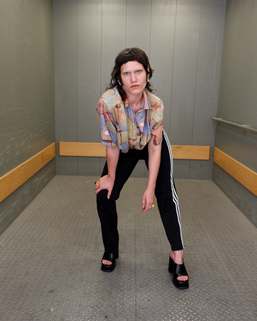 This 80s shirt brings laid-back style with abstract pastel vibes in peach, olive, blue, and rose. The lightweight fabric and relaxed fit keep things easy, whether it’s summer heat or layered looks. Effortless, original, and just the right kind of different.