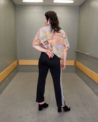 This 80s shirt brings laid-back style with abstract pastel vibes in peach, olive, blue, and rose. The lightweight fabric and relaxed fit keep things easy, whether it’s summer heat or layered looks. Effortless, original, and just the right kind of different.