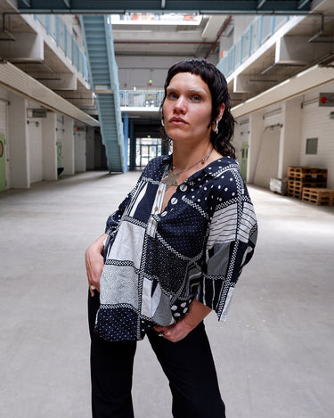 90s minimalism, but make it wild. This black and white vintage shirt throws dots, stripes, and checks into a bold mashup that just works. Soft viscose-cotton blend, boxy fit, serious graphic energy. Monochrome, but far from boring.