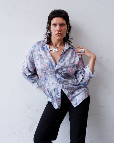 This vintage 1980s Tipo's shirt features a soft pastel floral pattern in shades of pink, blue, and grey, creating a dreamy, watercolor-like aesthetic. With its relaxed fit, long sleeves, and lightweight fabric, it’s perfect for your everyday look.