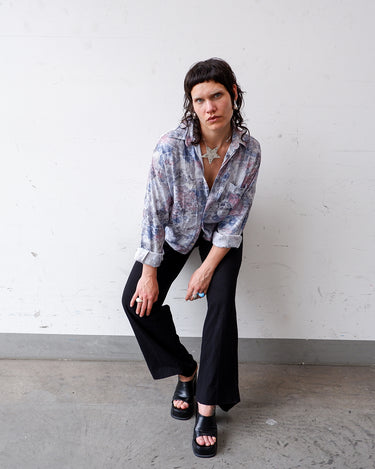 This vintage 1980s Tipo's shirt features a soft pastel floral pattern in shades of pink, blue, and grey, creating a dreamy, watercolor-like aesthetic. With its relaxed fit, long sleeves, and lightweight fabric, it’s perfect for your everyday look.