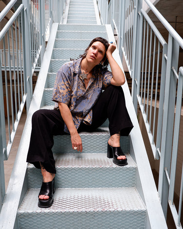 Are you also into patterned shirts? This one is hard to ignore with its mix of beige and blue in an abstract 90s design. A laid-back vintage piece that speaks for itself!