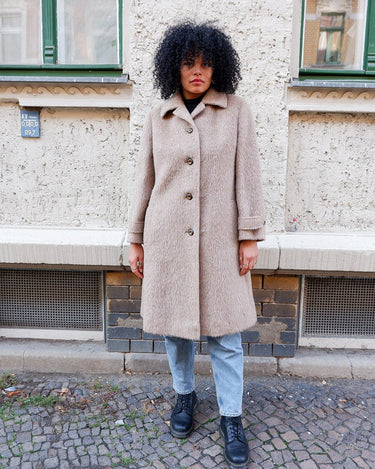 This Premium Vintage 80s llama coat is a real keeper! It's fluffy and cuddly in a beige brown A-form, perfect for sprinkling some furry fun into your style.