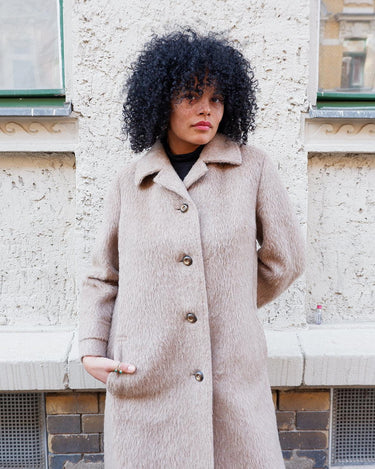This Premium Vintage 80s llama coat is a real keeper! It's fluffy and cuddly in a beige brown A-form, perfect for sprinkling some furry fun into your style.