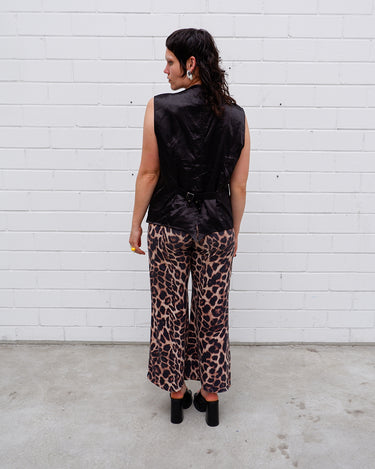 This Y2k black vest blends classic baroque style with a subtle gothic edge. The textured floral pattern and fleur-de-lis buttons give it a refined yet bold character. Cool, confident and a little unexpected – a standout piece without shouting.