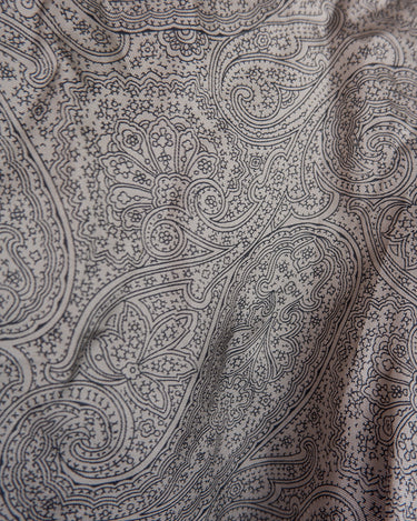 Fine beadwork and soft sequins give this 90s brown-grey waistcoat its understated shine – subtle, but impossible to miss. With a paisley satin back and belt, it’s a thoughtful piece for those who appreciate timeless style and fine detail.