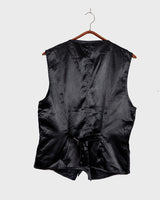 This Y2k black vest blends classic baroque style with a subtle gothic edge. The textured floral pattern and fleur-de-lis buttons give it a refined yet bold character. Cool, confident and a little unexpected – a standout piece without shouting.