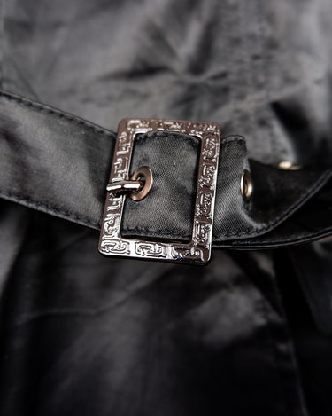 This Y2k black vest blends classic baroque style with a subtle gothic edge. The textured floral pattern and fleur-de-lis buttons give it a refined yet bold character. Cool, confident and a little unexpected – a standout piece without shouting.