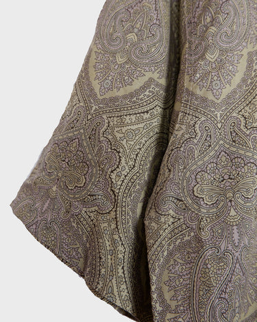 Say less. An original 70s piece from Italy with brown and purple paisley and a relaxed cut made to move. Vintage that speaks for itself. Worn with confidence.