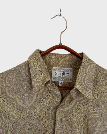 Say less. An original 70s piece from Italy with brown and purple paisley and a relaxed cut made to move. Vintage that speaks for itself. Worn with confidence.