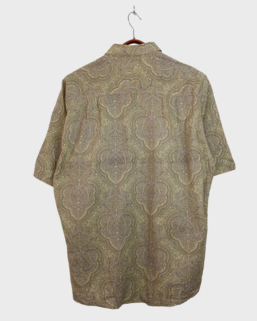 Say less. An original 70s piece from Italy with brown and purple paisley and a relaxed cut made to move. Vintage that speaks for itself. Worn with confidence.