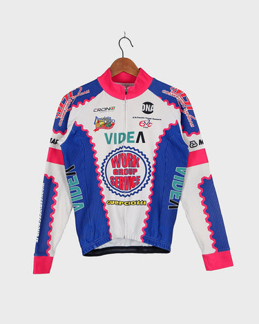 This Vintage 80s 90s cycling jacket is the perfect lightweight garment for all your biking needs! Now you can get through your ride in comfort and style, with its stretchable fabric and its warm, cosy lining. Slip it on and ride off into the sunset! 