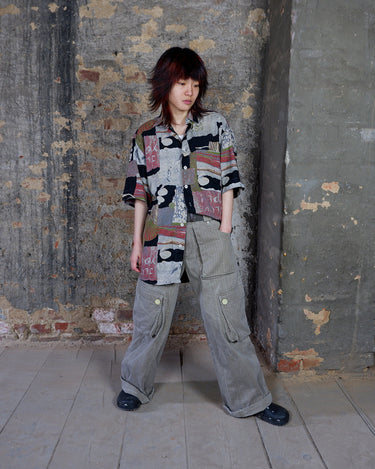 This vintage 90s vintage shirt is made from 100% cotton and features an abstract, pattern in earthy tones. Its relaxed long fit and lightweight feel bring laid-back vibes, making it the perfect piece for warm days and easygoing moments.